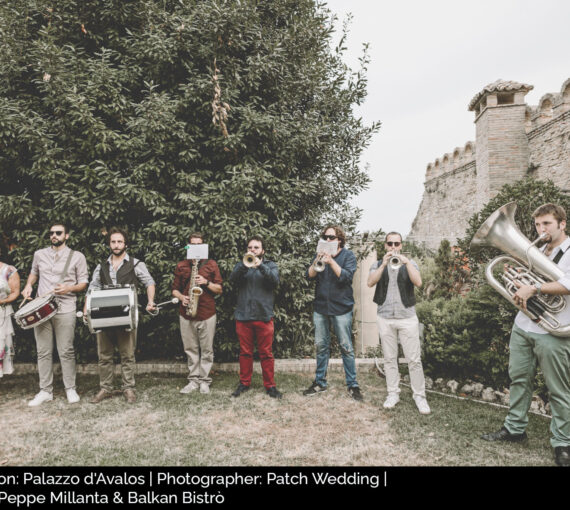 Location: Palazzo d’Avalos | Photographer: Patch Wedding | Wedding planner: Vento d’Eventi | Band: Peppe Millanta & Balkan Bistrò