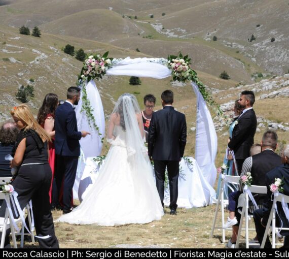 Location: Rocca Calascio | Ph: Sergio di Benedetto | Fiorista: Magia d’estate – Sulmona